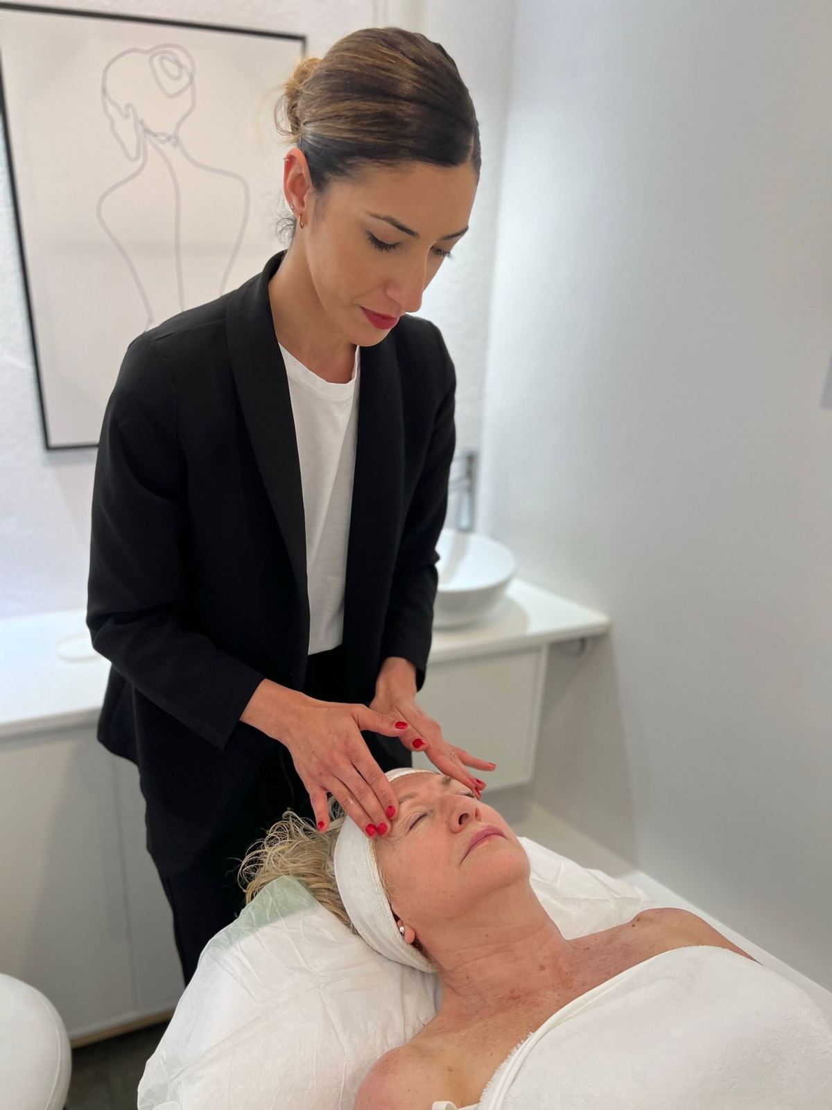 Elena aplicando tratamiento facial
